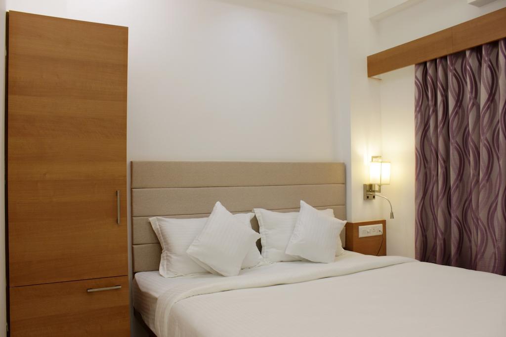 Hotel Ashray Inn Ахмедабад Номер фото