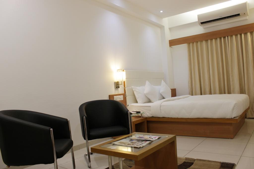 Hotel Ashray Inn Ахмедабад Номер фото