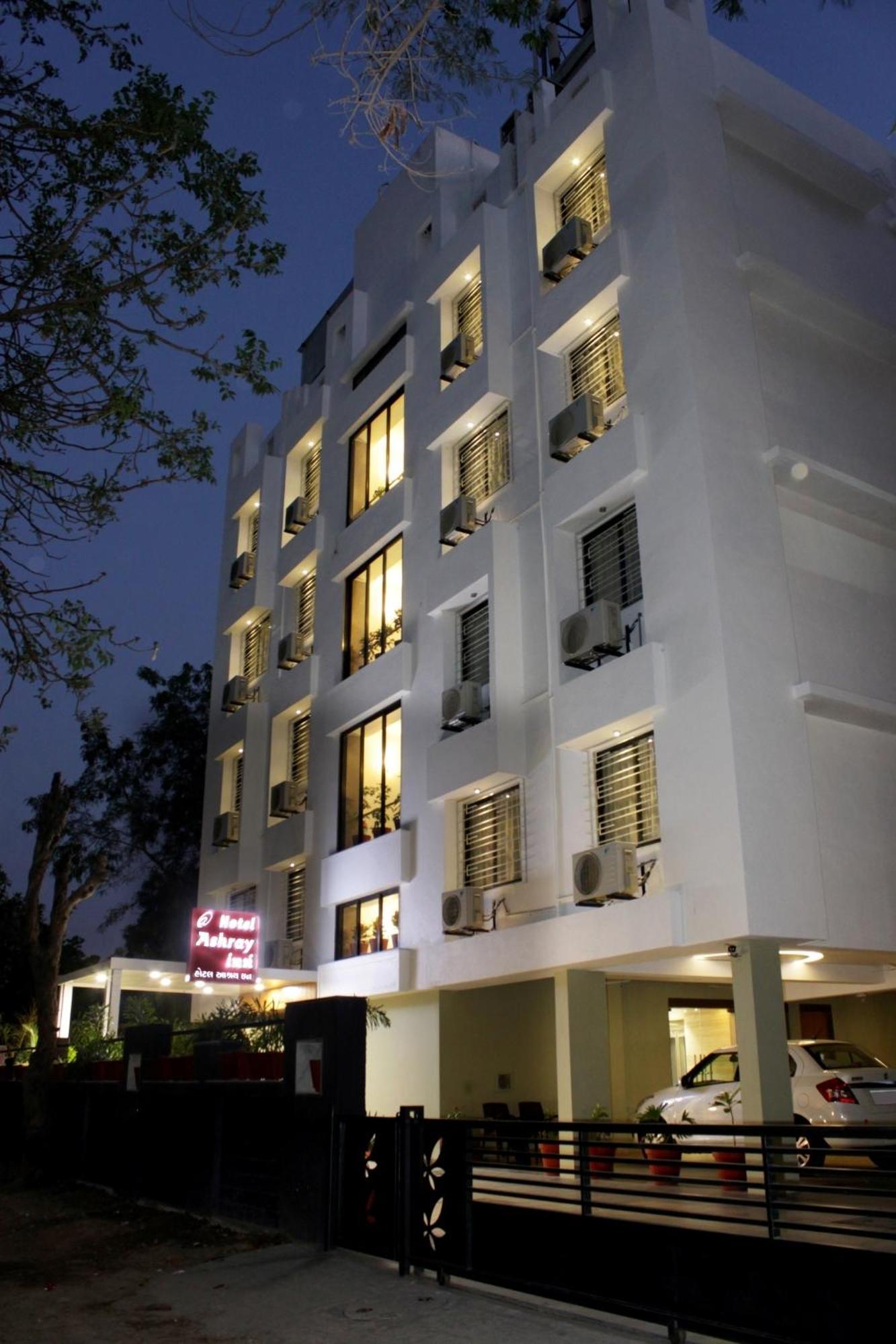 Hotel Ashray Inn Ахмедабад Экстерьер фото